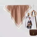 Klassisches Seidentuch in Mokkabraun mit weißen Punkten und elegantem Rand-Design - Khaki