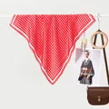 Detail van een rood-wit geruite zijden sjaal met zachte drapering en glanzende afwerking - Volledig Scherm Vierkanten