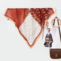 Eleganter Seidenschal mit Paisley- und Punktemuster an einer minimalistischen Stange - Paisley Punktiert Patchwork-Stil / Rot