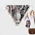Carré de soie classique au motif floral rétro et design géométrique patchwork - Grand Foulard Carré / Café Noir
