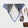 Eleganter Seidenschal mit Paisley und Polka Dots an einer weißen Stange aufgehängt - Paisley Punktiert Patchwork-Stil / Marineblau