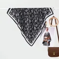 Foulard élégant en soie à motif paisley noir et blanc pour femme sur un support - Grand / Noir