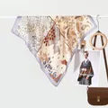Detailopname van paisley- en bloemmotieven op een elegante zijdeachtige vierkante sjaal - Vier Roosters Puzzel