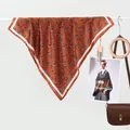 Carré de soie classique orange caramel avec motif Paisley et bordure contrastée - Grand / Caramel
