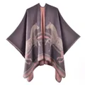 Eleganter dicker Strickponcho für Damen in Grau und Rosa mit symmetrischem Pferdemuster - 135x155cm / Rosa