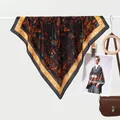 Foulard en soie classique noir et orange avec motifs de fleurs vintage et bords fins - Fleur de Vigne Noir