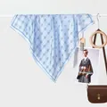 Hellblaues Karo-Seidentuch mit brauner Ledertasche auf sauberem grauem Hintergrund - 70x70cm / Blau