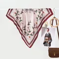Eleganter rosa Seidenschal mit Blumenmuster, Kutschenprint und weinrotem Rand - Rosa