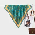 Carré de soie classique aux motifs floraux dorés vintage et bordure bleue - Fleur de Vigne Bleu Lac