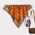Écharpe classique en soie orange avec motifs botaniques bleu marine suspendue - Fleur de Vigne Orange