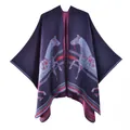 Dunkelblauer Poncho mit symmetrischen Pferdemustern und gestreiftem Rand aus dickem Strick - 135x155cm / Marineblau