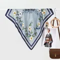 Klassisches blaues Seidentuch mit Blumen- und Kutschenmotiven für Damen - Blumen Kutsche (Blau) / Blau