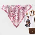 Elegante roze zijden sjaal met groot leliebloemenpatroon en zwarte randaccenten - Grote Vierkante Sjaal / Roze