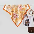 Elegante gele zijden sjaal met bloemenpatroon voor dames en hoogwaardige satijnen drape - Grote Vierkante Sjaal / Geel