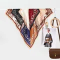 Klassieke vierkante zijden sjaal met paisleyprint en meerkleurig geometrisch patchworkontwerp - 70x70cm / Contrast Paisley Koffie