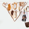 Retro zijdegevoel vierkante sjaal met vintage klokpatronen en bruine rolzoom - Vintage Stijl / Lichtbruin