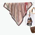 Elegante pañuelo de seda con estampado de cadenas vintage y cinturón en tonos tierra - 70x70cm / Cadena de Cinturón Clásica Café