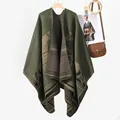 Dettaglio dello scialle in maglia con motivo jacquard a cavallo in verde scuro - Grande Cavallo Posizionato Verde