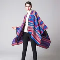 Détail d'un châle en tricot géométrique avec motifs ethniques et bords surjetés - 130x150cm / Rouge Bleu Patchwork