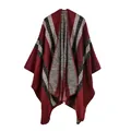 Poncho de punto a rayas para mujer en granate y gris, tejido cálido de invierno - Rayas de Colores Vino