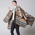 Gros plan sur le motif tribal géométrique d'un poncho en maille épaisse et chaude - 130x150cm / Jaune