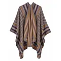 Poncho en maille à rayures géométriques marron et coupe ouverte style cachemire - Chameau Géométrique