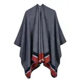 Détail du châle en maille montrant le motif à carreaux gris et les rayures marine - Plaid Pied-de-poule Noir Rouge