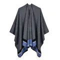 Gros plan du châle en tricot pied-de-poule avec bordures rayées bleues et grises - Plaid Pied-de-poule Noir Bleu