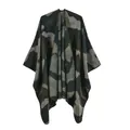 Vue détaillée du châle camouflage pour femmes avec texture en maille et bords finis - Camouflage Militaire Vert