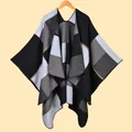 Poncho étnico de punto grueso con bloques de colores geométricos y diseño de cuello en V - Cuadrados blancos y negros