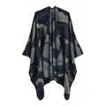 Détail d'un châle en maille camouflage avec coutures surjetées et ourlet fendu - Camouflage Militaire Bleu Marine