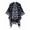 Nahaufnahme von dickem Strickstoff mit geometrischen Mustern und langen Fransen-Details - Schwarz Weiß
