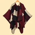 Poncho tipo chal de punto con cuadros granates y negros para mujer con dobladillo - Bloque rojo