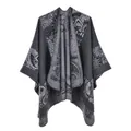 Détail du motif paisley gris et noir sur un poncho en maille épaisse pour femme - 135cmx155cm / Motif Opéra de Pékin Gris
