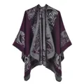 Détail du châle en tricot cachemire violet avec motif paisley et texture douce - 135cmx155cm / Motif Opéra de Pékin Bordeaux