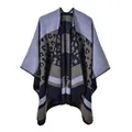 Detail von Leopardenmuster und Farblock-Strickmuster auf einem weichen Damen-Poncho - Grau-Kaffee Leopardenstreifen