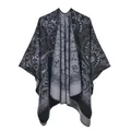 Détail du châle en maille à motif cachemire noir et gris avec finitions surpiquées - Noir Paisley