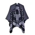 Detail eines grauen Ponchos mit Leopardenmuster, Strickstruktur und präziser Kettelung - Schwarz-Grau Leopardenstreifen