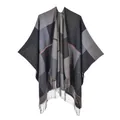 Détail d'un poncho châle à carreaux avec bordures à franges et texture jacquard chaude - Plaid à Glands Noir Gris