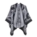 Détail de la texture en maille florale géométrique grise et noire du poncho femme - Tournesol Manga Noir
