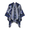 Détail de la texture tricotée et du motif floral sur le châle poncho bleu marine femme - Tournesol Manga Bleu