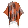 Détail du poncho à carreaux orange et gris avec de longues franges décoratives élégantes - Plaid à Glands Orange