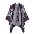 Détail d'un poncho en tricot épais avec motifs de fleurs jacquard violets et rayures grises - Tournesol Manga Rouge Vin