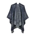 Détail d'un châle en tricot paisley bleu et gris avec motif jacquard et ourlet arrondi - Bleu Marine Paisley