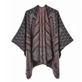 Primer plano del chal de punto bohemio con patrones étnicos en rojo oscuro y gris - Triángulo De Malla Rosa / 135-175CM