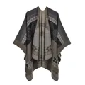 Detail of bohemian knit shawl with geometric diamond patterns and lock-stitched edges - 130*150cm / Totem Rhombus Grey Camel