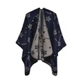 Dettaglio dello scialle jacquard blu scuro e grigio con motivo a stelle e bordi rifiniti - Taglia unica / Stelle Blu Marino