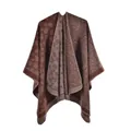 Dettaglio del motivo paisley vintage su uno scialle in maglia reversibile marrone e beige - Paisley Arancione