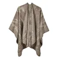 Detalle del patrón de mármol en el poncho tipo chal de punto grueso para invierno tonos tierra - Talla única / Tono Tierra Caqui Marrón