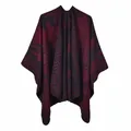 Vista de cerca del poncho de punto burdeos y negro con textura ondulada y dibujo - Talla única / Rojo Vino Y Negro